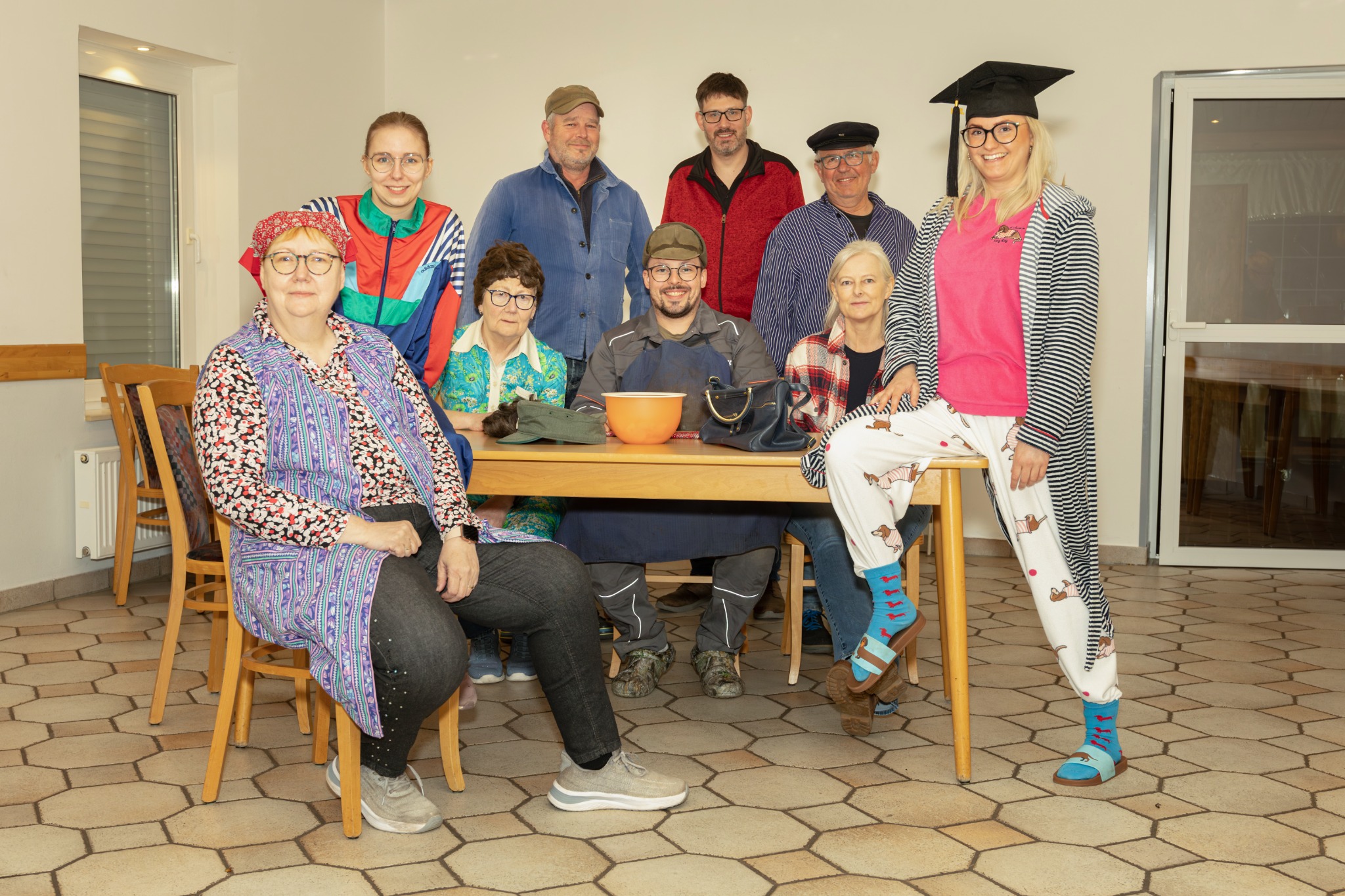Die Laienspielgruppe des RSV Mindenerwald in ihren Rollen und Kostümen
